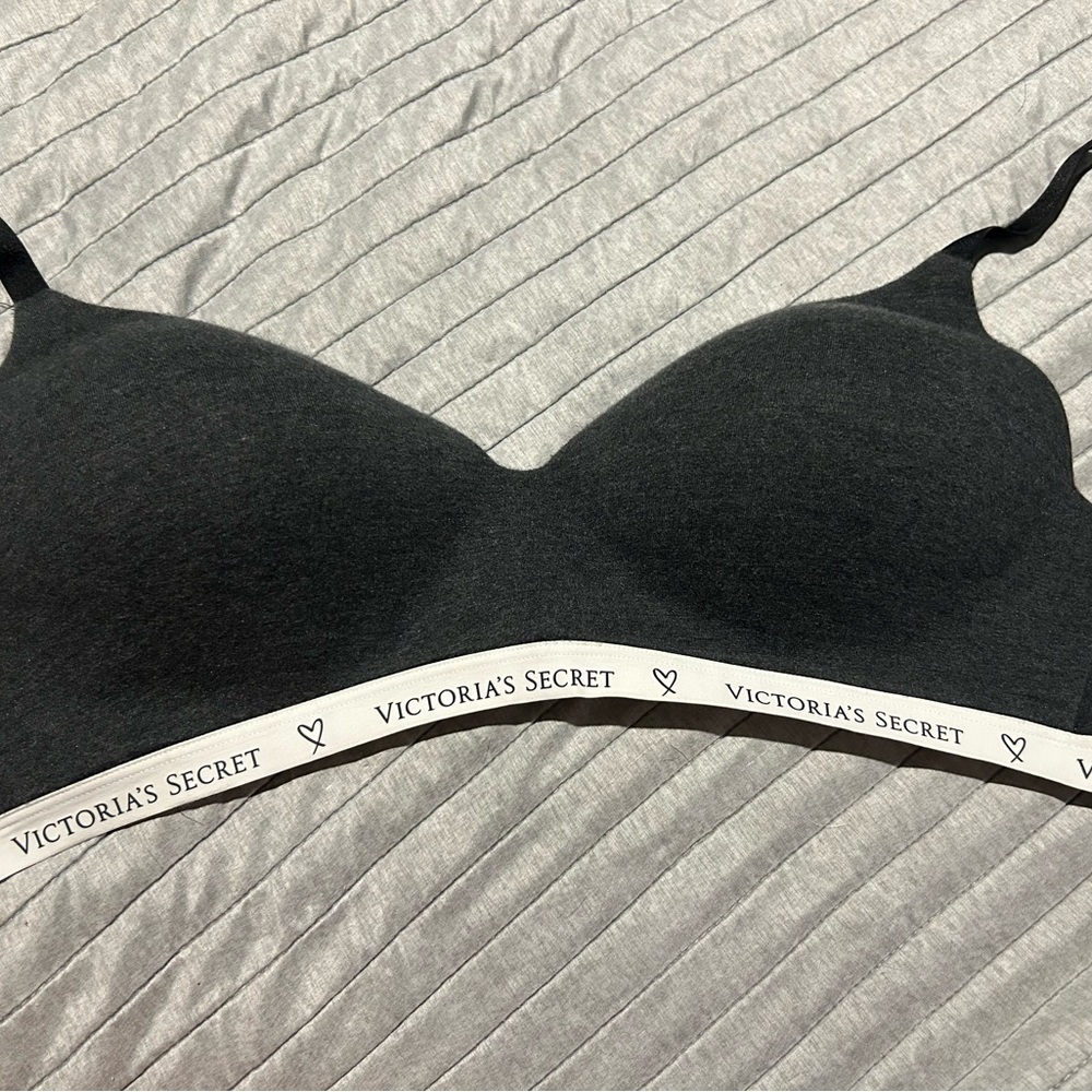Victoria’s Secret T-shirt Bra Wireless 34DDD
